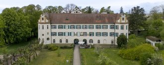 Schloss Hochaltingen Panoramaaufnahme von Schloss Hochaltingen, umgeben von Natur.