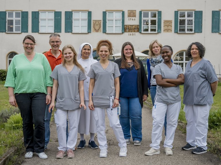 Ein Teil des Teams von Schloss Hochaltingen lacht in die Kamera.